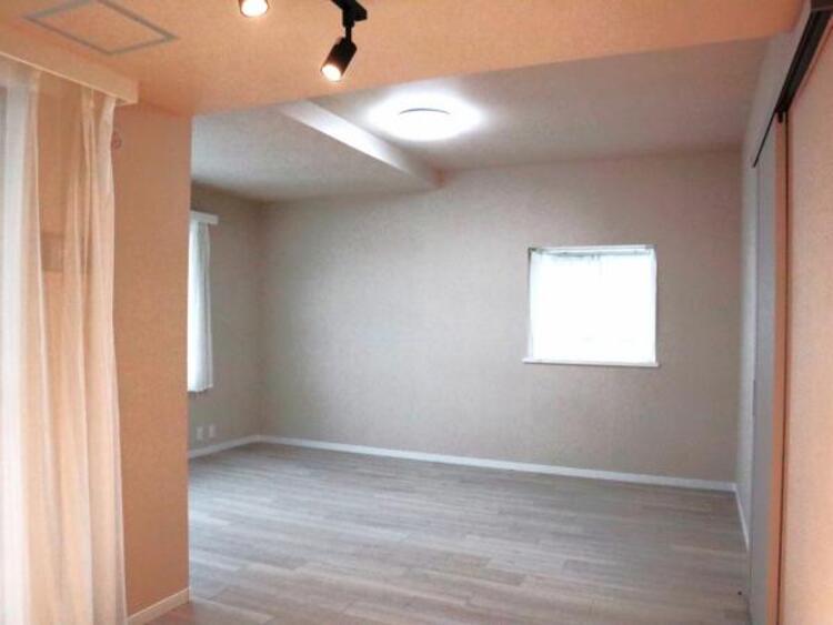 居間 LDK18帖　落ち着きのあるリビングです。お友達が遊びに来た時にも使えますし、ちょっと疲れた時にお昼寝できるのも嬉しいですね。