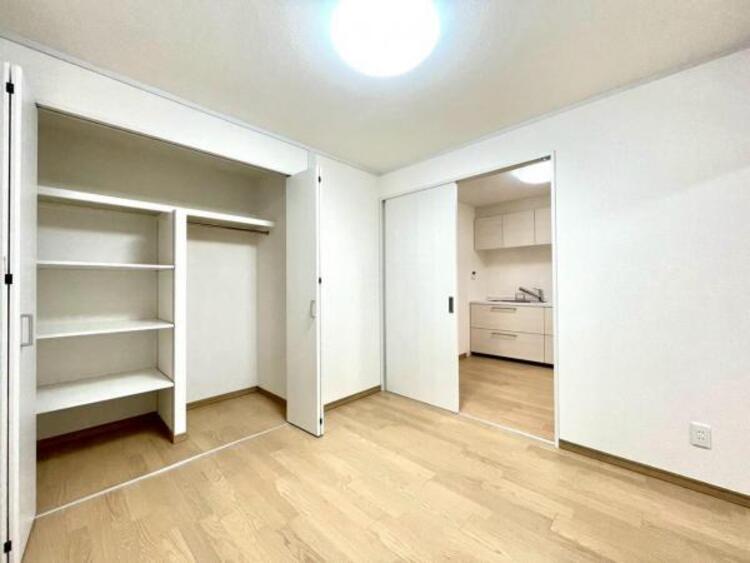 内装 洋室5.5帖　居室には収納スペースが豊富なため、シンプルですっきりとした暮らしが実現できます。