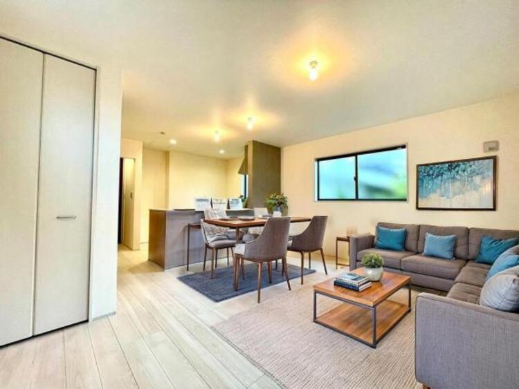 居間 リビング（配置してある家具はCGによるイメージです）ゆとりあるキッチンスペースを備えるリビングは家族が1番くつろげる癒しの空間です。