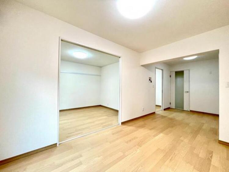 居間 家族が集まるリビングゆったり空間に。明るい陽射しと風が入る窓配置が安らげる空間を演出します。