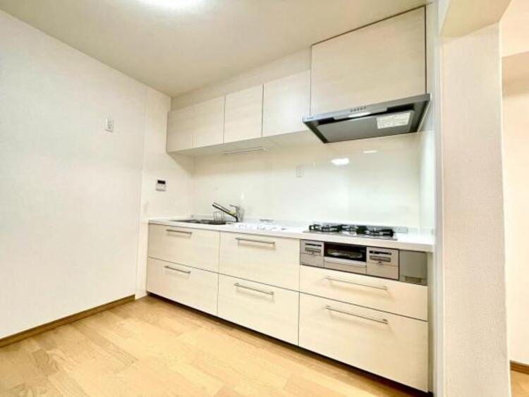 キッチン 広々としたキッチンスペース。浄水器が付き、収納力もあるキッチンはお料理が捗ります。