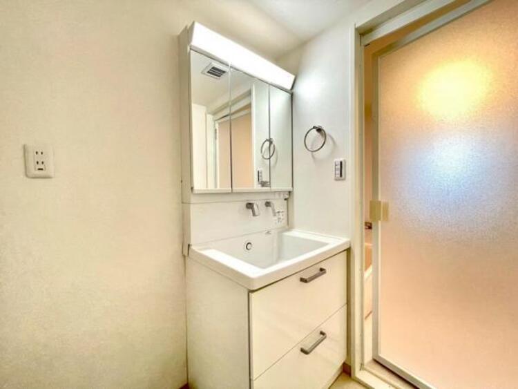 洗面 三面鏡の裏は機能的な収納を配置。コンセントも付いているため電動シェーバーや電動歯ブラシも収納できます。