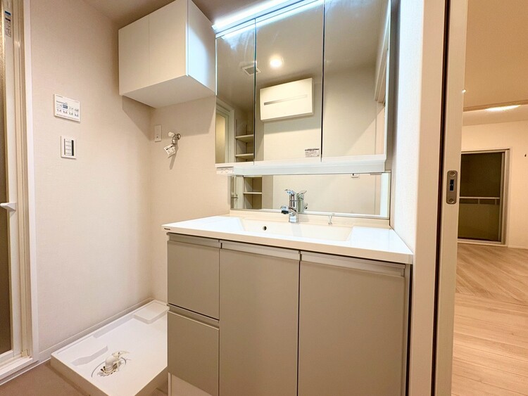 その他 清潔感を感じられる洗面化粧台。
