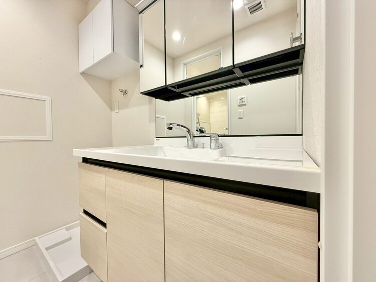 その他 清潔感を感じられる洗面化粧台。