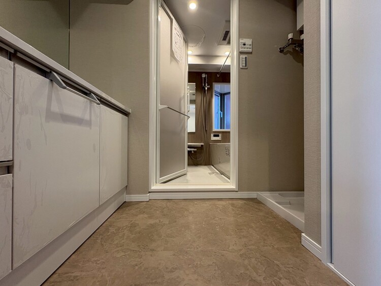 その他 十分な広さの脱衣所。