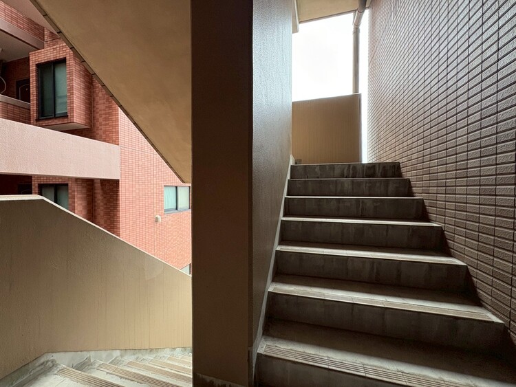 その他 共用部の階段です。明るく清潔に管理されています。