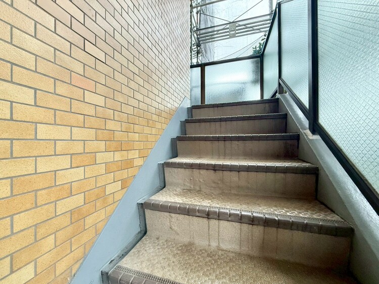 その他 共用部の階段です。明るく清潔に管理されています。