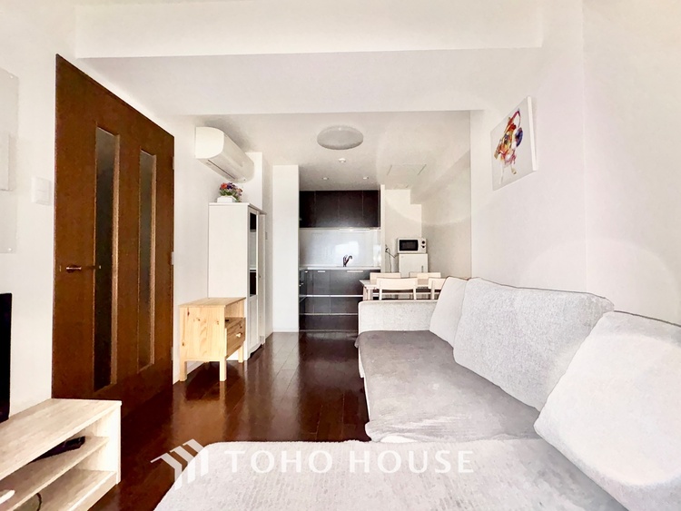 内装 ◆木漏れ日◆の様な採光が優しく足元を照らし、心地いい暮らしの道しるべを写し出す。この空間で過ごす家族との語らいの時間がとても素敵で幸せを感じるかもしれない。