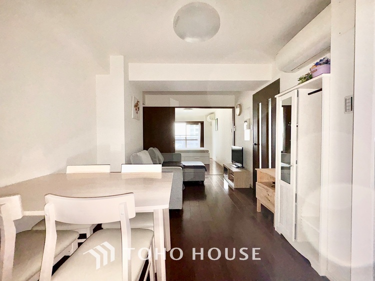 内装 ◆リビング◆たくさんの窓から注ぐ太陽の光。時間の経過とともに光と影のコントラストがこの空間のムードを変え、部屋に変化と温もりをもたらしてくれる。