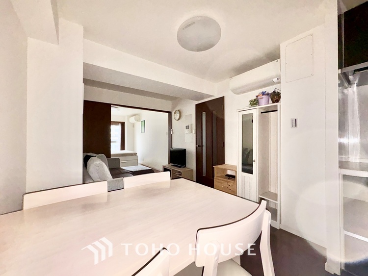 内装 ◆今宵の食卓◆ダウンライトに反射するグラスを眺めながらワインを注ぐ。トクトクと心地いい音をさせながら、フランスの古城を思わせる薫りがたちこめ、とても幸せな時を過ごせる。