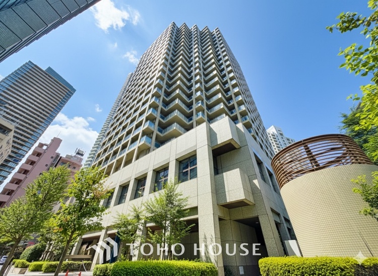 外観 *一部ＡＩによる空模様の加工あり。◆共有空間◆些細な事でほっぺを膨らまして怒る君。それでも僕達はこれからも一緒だよ。喧嘩をしても離れたくないから一つはさんだ同じ場所にいる。分かるよ。そこに君が