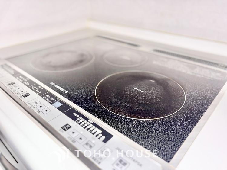 キッチン ◆今宵の食卓◆ダウンライトに反射するグラスを眺めながらワインを注ぐ。トクトクと心地いい音をさせながら、フランスの古城を思わせる薫りがたちこめ、とても幸せな時を過ごせる。