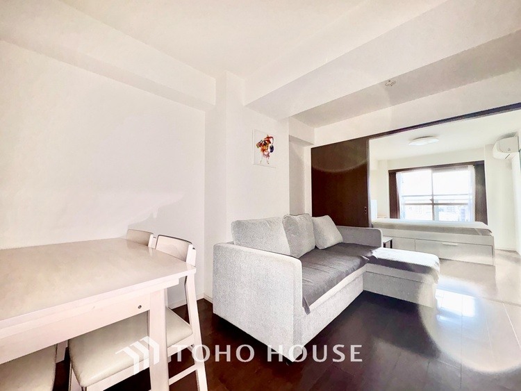 内装 ◆窓を開けると◆冷涼な風、そよぐリビング。だんらんの場所はここから始まり、ここで終わる。家族の笑顔が集う素敵な場所だから、こだわり抜いた思いが詰まっているのだと思う。