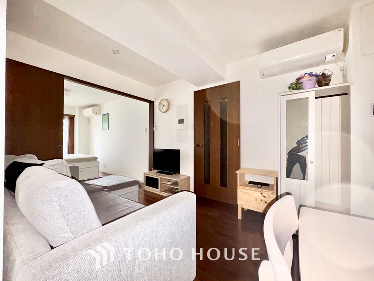 内装 ◆リビング◆そこには目を輝かせ笑顔で見つめてくれる君がいて、「おかえり」の言葉がこだまする。何気ない日々の挨拶は僕にとっては幸せで、同時に君の瞳にも恋している。