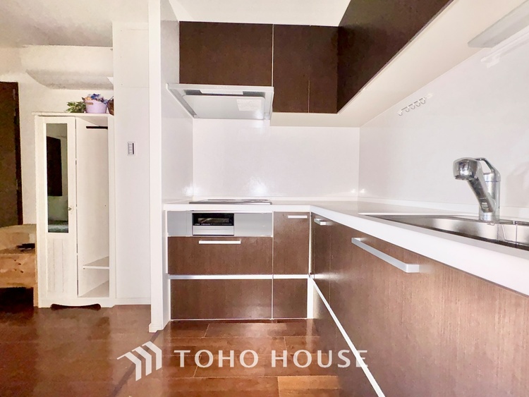 キッチン ◆キッチン◆美しく使いやすいキッチンは油汚れが簡単に拭き取れる素材で加工されており、浄水器シャワーから流す水の音を軽減する静かなシンクを採用。見えないところにさり気ない配慮が嬉しいですね