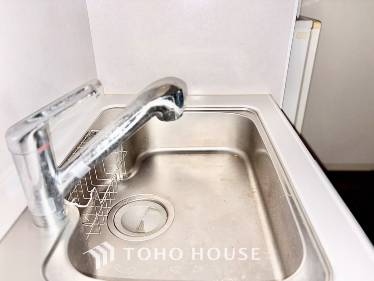 キッチン ◆キッチン◆美味しい料理を作りたくなるような気持にさせてくれる、腕を振るえる自慢のスペース。見上げると柔らかなダウンライトが包み込み、彩りを添えます。艶と光沢のある居心地の良いわが家のキッチン。