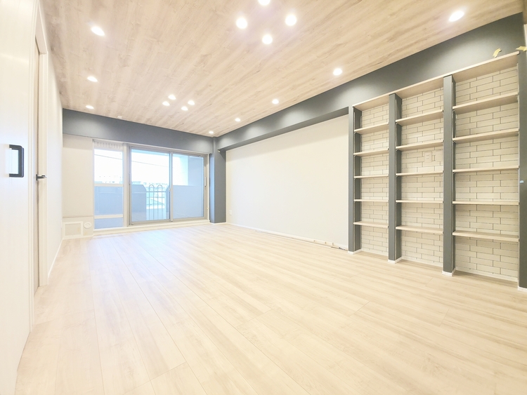 内装 陽光が降り注ぐ、開放的な大空間です。家族の絆を育み、ゲストをもてなす舞台となる、心豊かな団らんの時間が流れます。