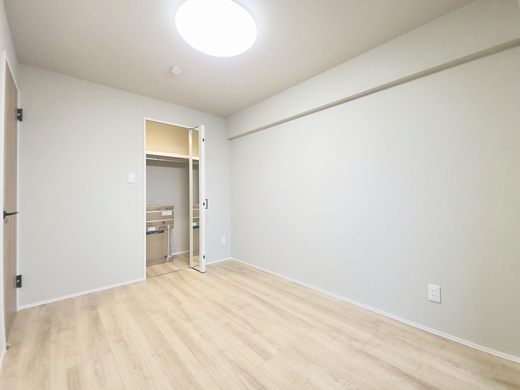 内装 極上のプライベート空間が、深い安らぎを誘います。一日の疲れを忘れさせる静けさと、心地よい目覚めを約束する聖域です。