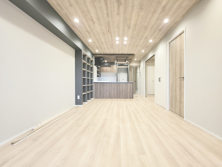 内装 陽光が降り注ぐ、開放的な大空間です。家族の絆を育み、ゲストをもてなす舞台となる、心豊かな団らんの時間が流れます。