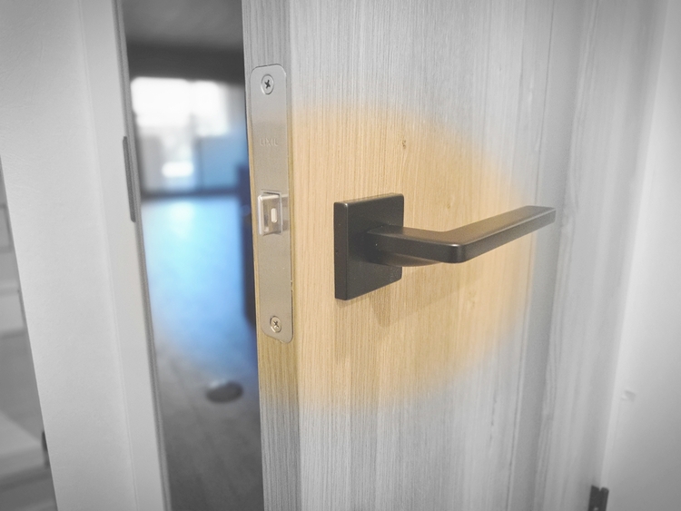 内装 陽光が降り注ぐ、開放的な大空間です。家族の絆を育み、ゲストをもてなす舞台となる、心豊かな団らんの時間が流れます。