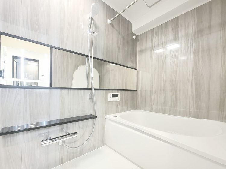 風呂 心と体を解き放つ空間。広々とした浴槽と最新の機能が、極上のリラクゼーションを提供し、疲れを完全に癒します。