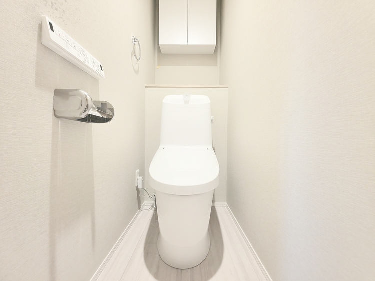 トイレ 清潔でプライベートな時間を守る空間。最新の機能と静謐なデザインが、訪れる人に心地よい安心感を与えます。