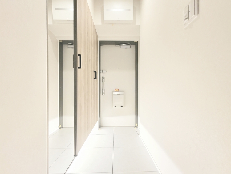 玄関 住まいの顔となるエントランス。洗練されたデザインと充足した収納が、あなたとゲストを心地よく迎える上質な空間です。