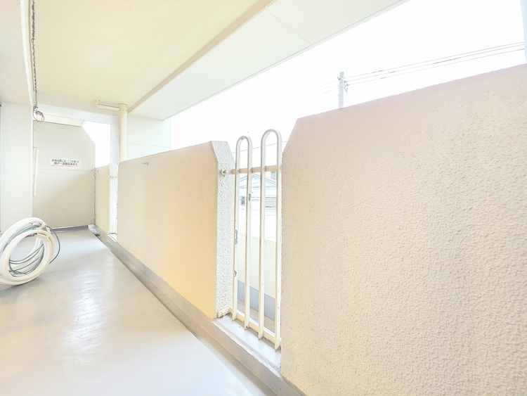 バルコニー 陽光が降り注ぐ、開放感あふれる屋外空間です。セカンドリビングとして、あるいは優雅なカフェタイムの舞台として多目的に活用できます。