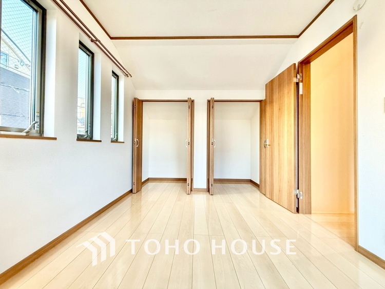 内装 ◆木漏れ日◆の様な採光が優しく足元を照らし、心地いい暮らしの道しるべを写し出す。この空間で過ごす家族との語らいの時間がとても素敵で幸せを感じるかもしれない。