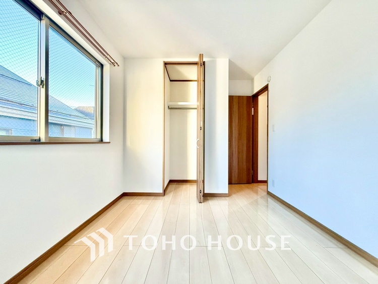 内装 ◆季節外れのホームホリディ◆喧噪から離れ広々したリビングでゆったりと過ごす。そんな寛いだ休日もあっていい。だって『何もしない時を楽しむ』そんな贅沢な時間を愛する家族と堪能できるのだから。