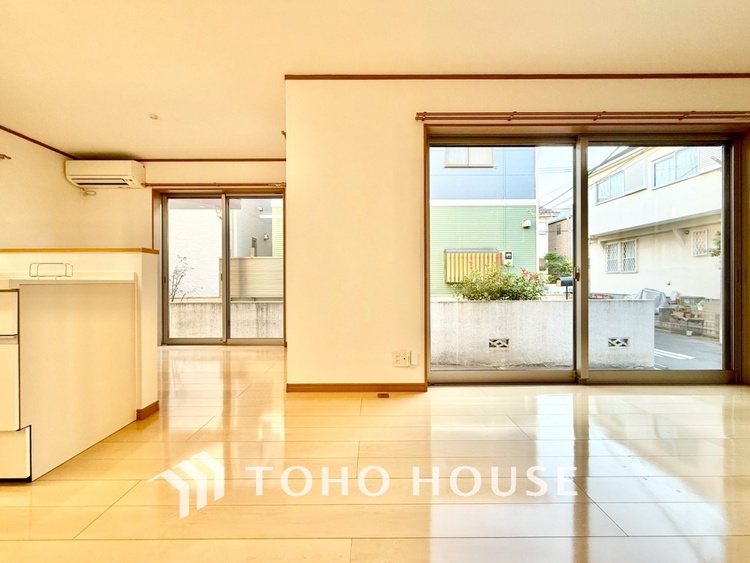 内装 ◆リビングルーム◆天井に埋められた連続する眩い光−ダウンライト。それはまるでフライト航路のアプローチライトのように優美でロマン溢れるポジショニング。