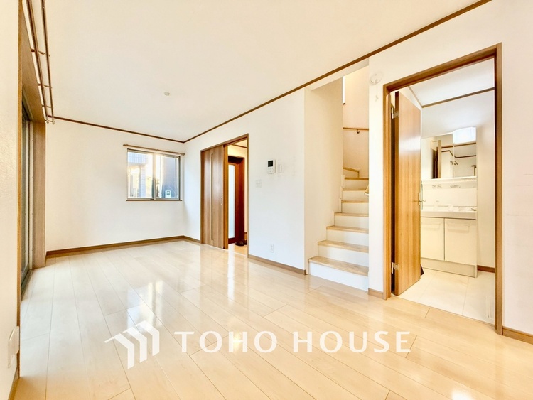 内装 野川のせせらぎ、小鳥のさえずり。息をふと止めてゆっくりと瞼を閉じると、映る世界は水面の波紋。静寂な中、優しく揺れる様はまるで僕の心の中を映しているようだ。