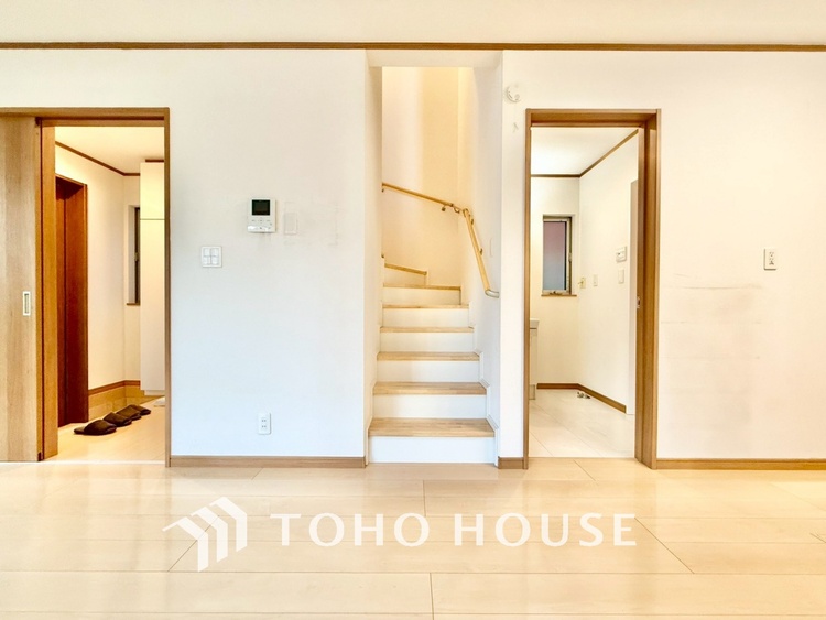 内装 ◆愛する人達◆との幸せな時間をここで楽しむ。耐震性、デザイン、そして対面キッチンを備えたユーティリティー。何も妥協しないライフスタイル。愛する家族を大切にする人達が住まう家。