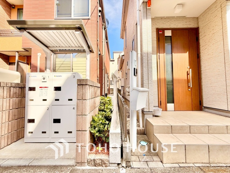 外観 ◆木漏れ日◆の様な採光が優しく足元を照らし、心地いい暮らしの道しるべを写し出す。この空間で過ごす家族との語らいの時間がとても素敵で幸せを感じるかもしれない。