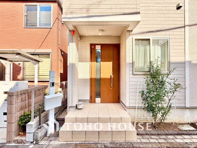 外観 ◆水面に映る◆紅葉を纏った山々を眺め、美しさのあまり感嘆のため息を漏らした事は無いだろうか。いつしか忘れかけていた自然の美しさと力強さを思い出させてくれる、そんな景色がここにもある。