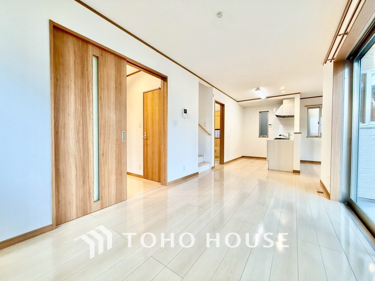 内装 ◆リビング◆家族の温かみ、子供の成長、木々のささやき、星々の歌声。自然と調和し緑と語り合い、そんな環境に恵まれ家族は1歩ずつ前進する。だんらんリビングで今日も家族の明日への誓い。