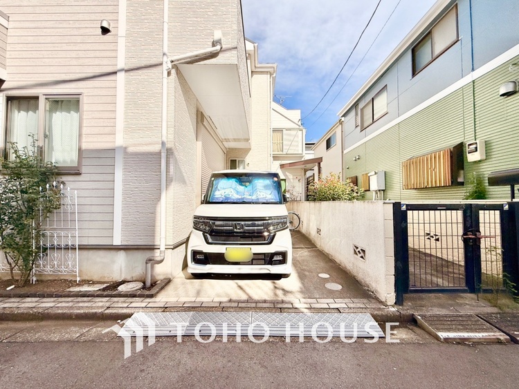 外観 ◆サンサンと◆差し込む太陽の光がこのリビングに笑いをもたらす。ソファの上のクッションがポカポカした暖気にぬくぬくと微睡んでいる。