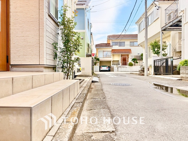 外観 ◆瀟洒な空間◆折り上げ天井にデザインクロスを這わせ、加えて6連のダウンライトが見事に調和させた瀟洒なリビングルーム。ここに集まる家族の会話と笑顔が絶え間なく続く幸せな空間。