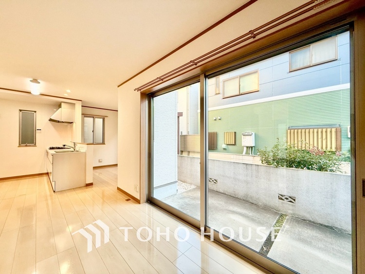 内装 ◆リビング◆家族の温かみ、子供の成長、木々のささやき、星々の歌声。自然と調和し緑と語り合い、そんな環境に恵まれ家族は1歩ずつ前進する。だんらんリビングで今日も家族の明日への誓い。