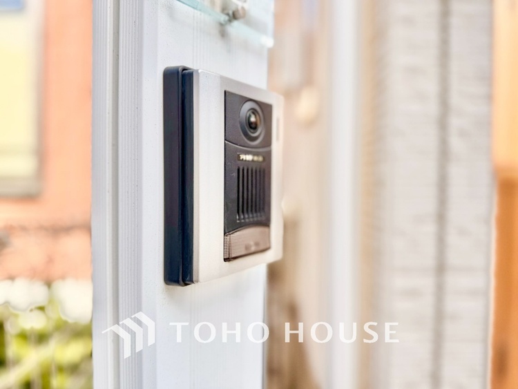 外観 ◆リビングルーム◆天井に埋められた連続する眩い光−ダウンライト。それはまるでフライト航路のアプローチライトのように優美でロマン溢れるポジショニング。