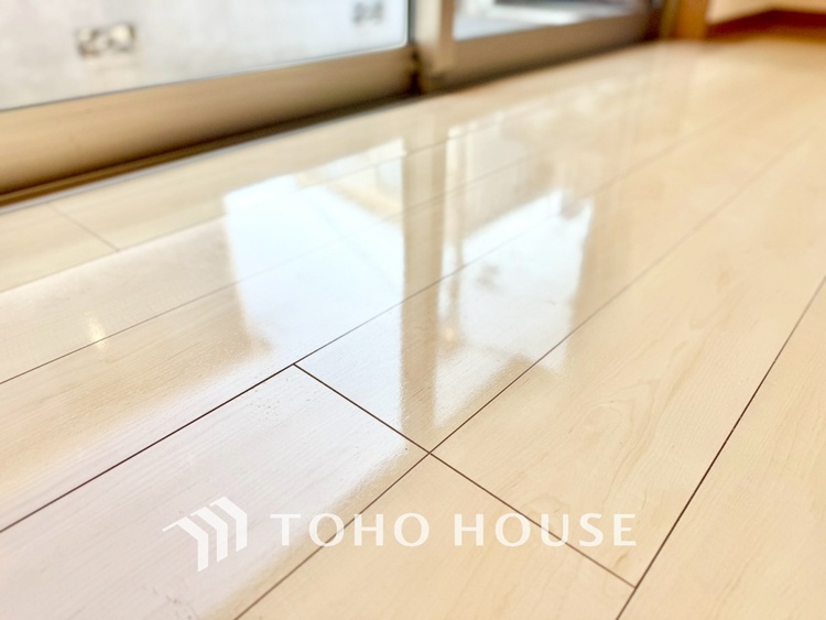 内装 ◆リビング◆家族の温かみ、子供の成長、木々のささやき、星々の歌声。自然と調和し緑と語り合い、そんな環境に恵まれ家族は1歩ずつ前進する。だんらんリビングで今日も家族の明日への誓い。