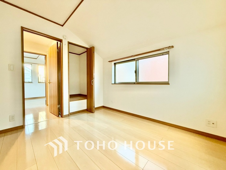 内装 ◆思い描く◆デイリーシーンからスペシャルシーンまで様々なシーンで使用出来る、フレキシブルで飽きのこないこの空間。僕の頭の中では大好きなソファとダイニングテーブルと家族の笑顔が広がっていた