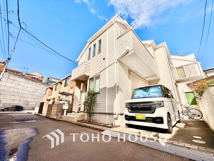 外観 窓を開けベランダに出ると当所なく広がる街と空のスクリーン。風が凪ぎ一時停止する目の前の画面の中、僕は一体何を考えていたのだろう。牧歌な街並みが僕を穏やかにさせてくれる。