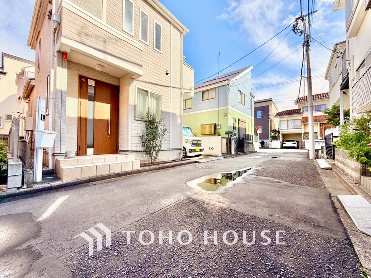 外観 ◆愛する人達◆との幸せな時間をここで楽しむ。耐震性、デザイン、そして対面キッチンを備えたユーティリティー。何も妥協しないライフスタイル。愛する家族を大切にする人達が住まう家。