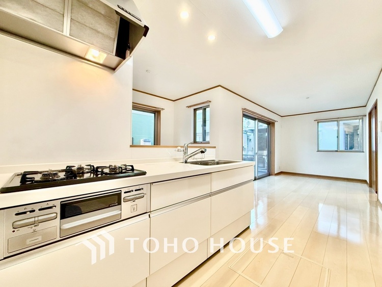 キッチン ◆居心地のいい暮らし◆には欠かせない眩い採光。ゆったりとした幅の窓からこの空間に降り注ぐ採光が絶えない。明るいリビングこそ居心地のいい暮らしが待っているのだと思う。