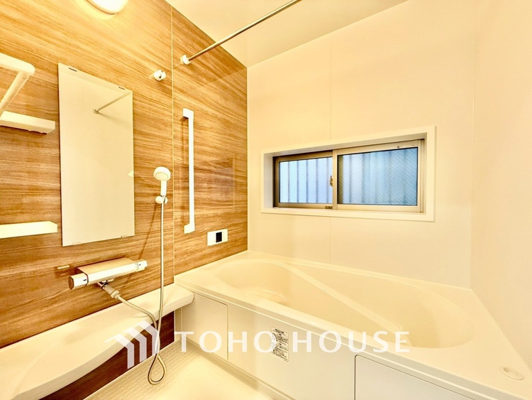 風呂 ◆サンサンと◆差し込む太陽の光がこのリビングに笑いをもたらす。ソファの上のクッションがポカポカした暖気にぬくぬくと微睡んでいる。