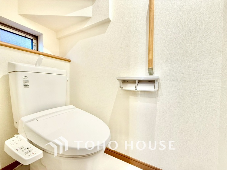 トイレ ◆瀟洒な空間◆折り上げ天井にデザインクロスを這わせ、加えて6連のダウンライトが見事に調和させた瀟洒なリビングルーム。ここに集まる家族の会話と笑顔が絶え間なく続く幸せな空間。