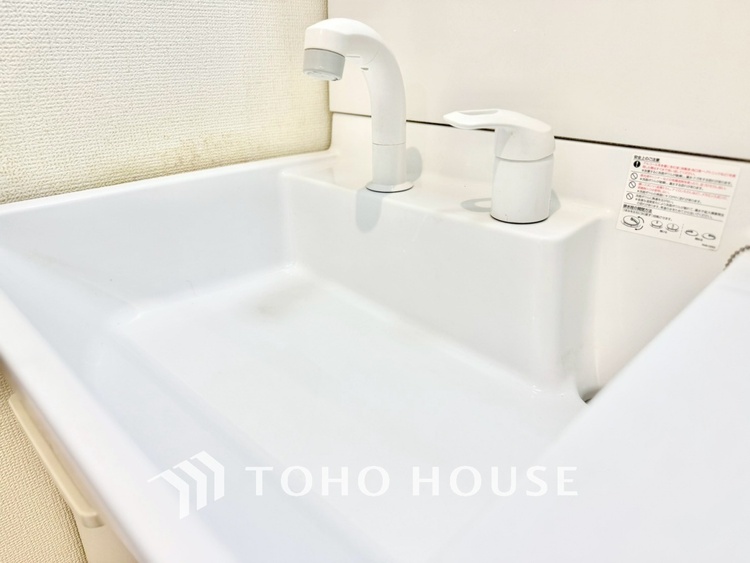 洗面 ◆水面に映る◆紅葉を纏った山々を眺め、美しさのあまり感嘆のため息を漏らした事は無いだろうか。いつしか忘れかけていた自然の美しさと力強さを思い出させてくれる、そんな景色がここにもある。