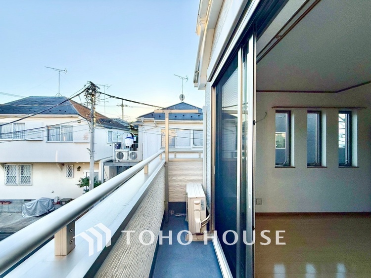 バルコニー ◆瞬間のはじまり◆君の瞳と重なり合った。その瞬間からときめく世界が始まった。いつから始まったのかなんてどうでもいい。この世で君に出会えた事、それが僕にとって大切なんだと。。