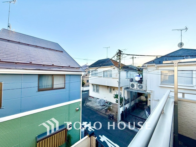 バルコニー ◆時を忘れる場所◆ここにはみんなが集い、食事と楽しい会話が始まる。話に夢中になりすぎて、ついつい時を忘れ夜半過ぎになってしまう。そんな束の間の幸せを感じさせてくれる場所でありたい。